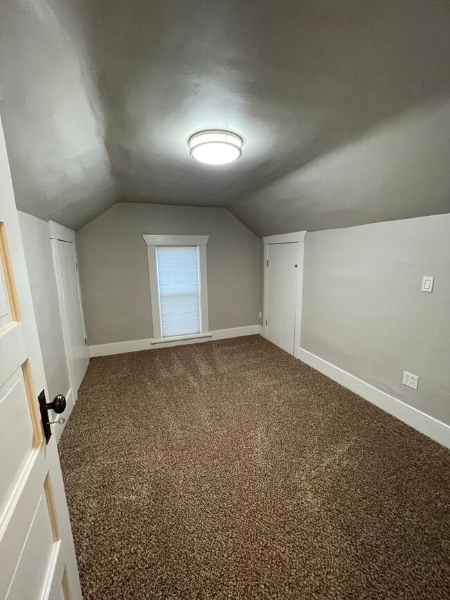 Building Photo - 4 Bedroom Home