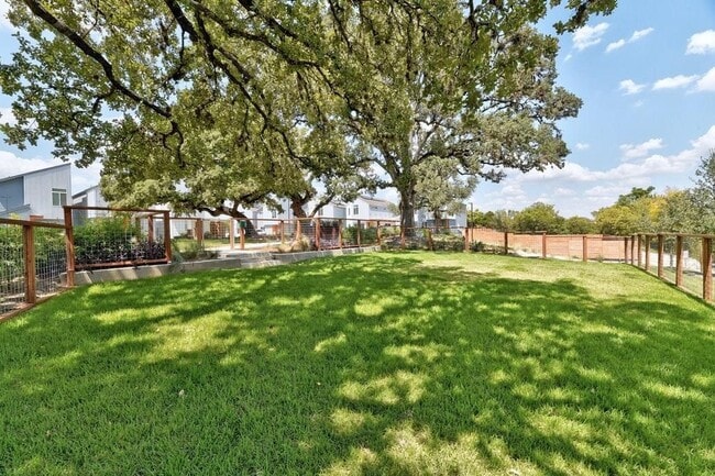 Building Photo - 801 N Bluff Dr