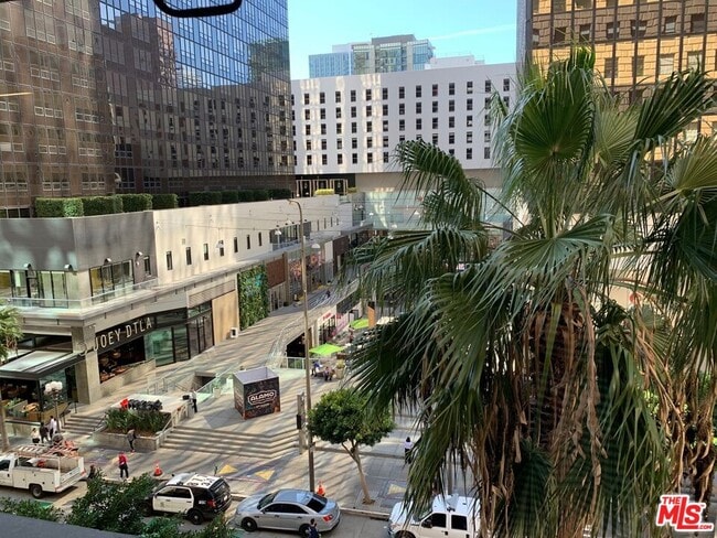 Building Photo - 727 W 7th St