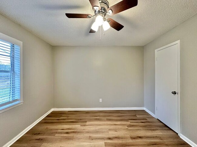 Building Photo - Tour Today! Newly Updated 2 Bedroom 1 Bath...