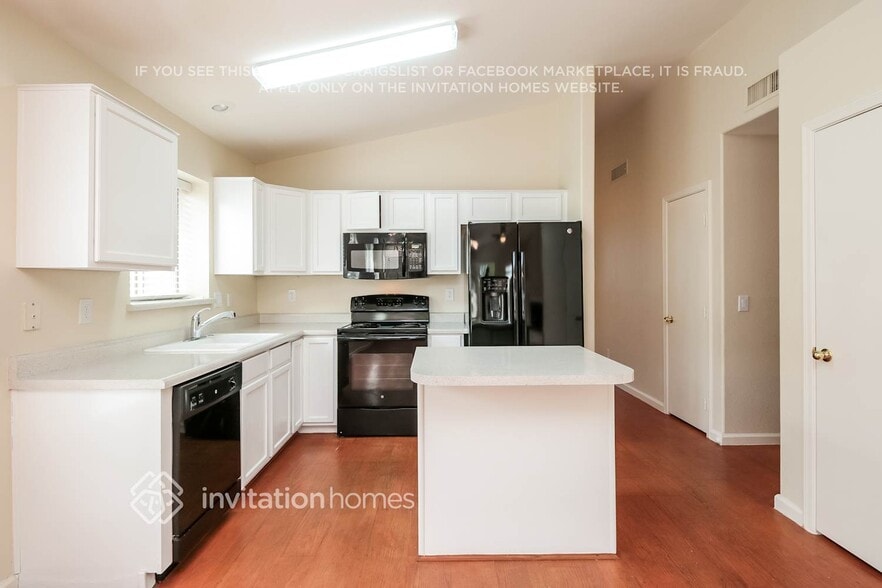 Building Photo - 2304 E Pinto Dr
