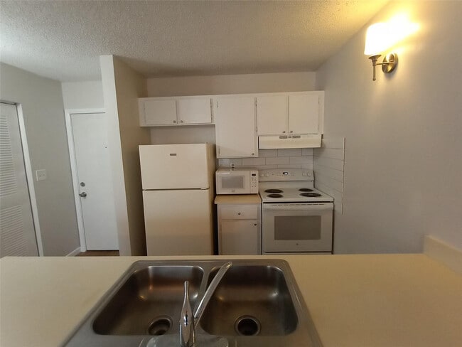 Building Photo - 2771 Riverside Dr