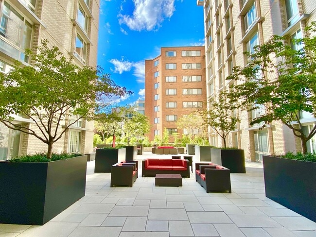 Building Photo - FREE RENT! Great Foggy Bottom One Bedroom ...
