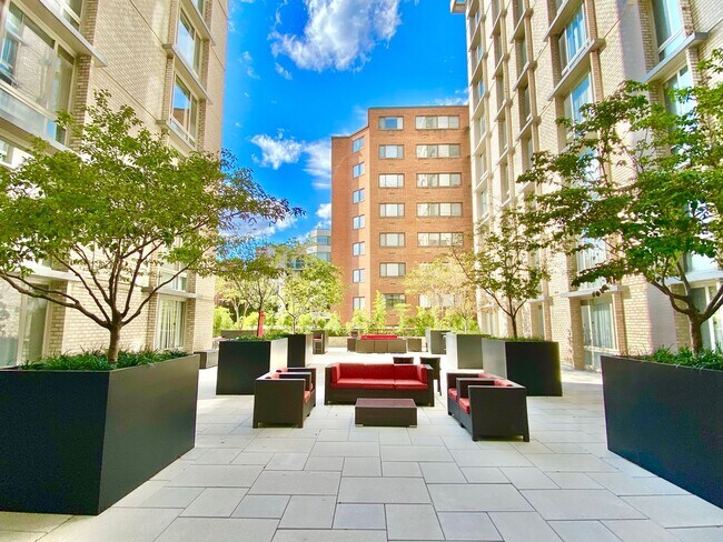 Building Photo - Great Foggy Bottom One Bedroom with Roof T...