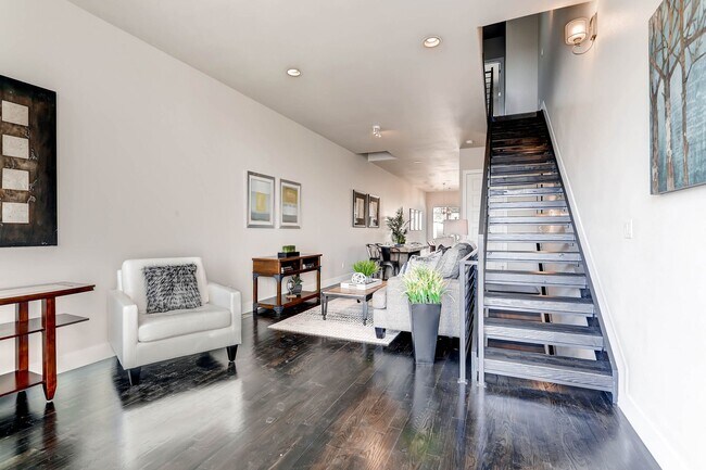 Building Photo - High Street Townhomes 3 bedroom unit with ...