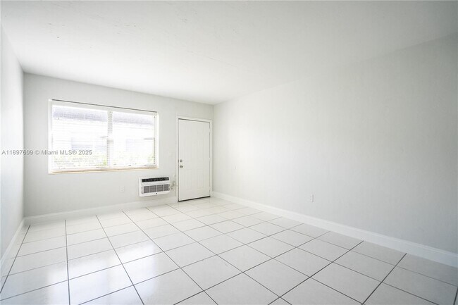 Building Photo - 7829 Carlyle Ave