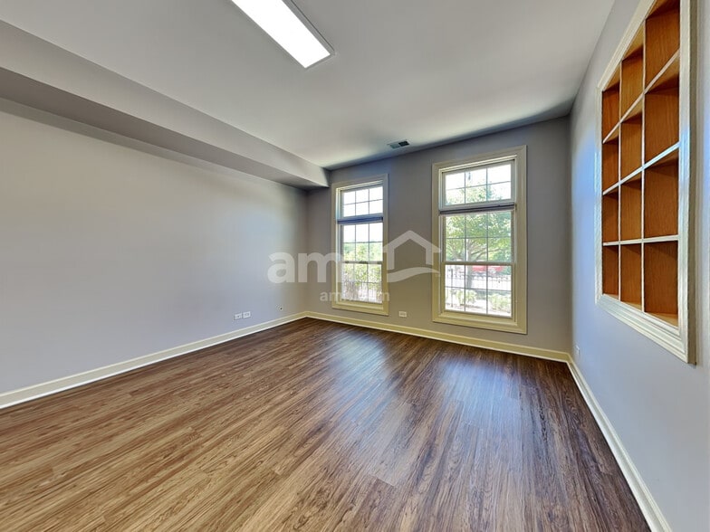 Building Photo - 576 N River St