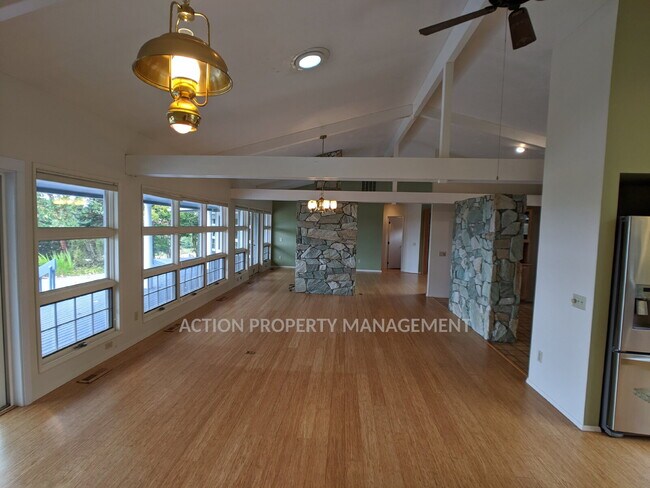 Building Photo - 3 bed 3 bath on 4.8 acres w/ beautiful water view