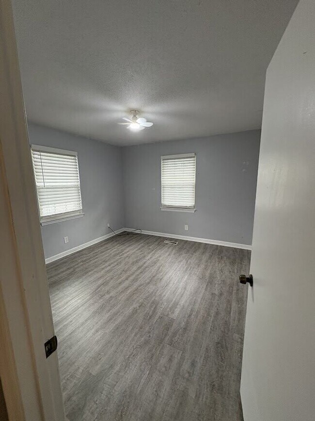 Building Photo - 4240 Crestview Dr