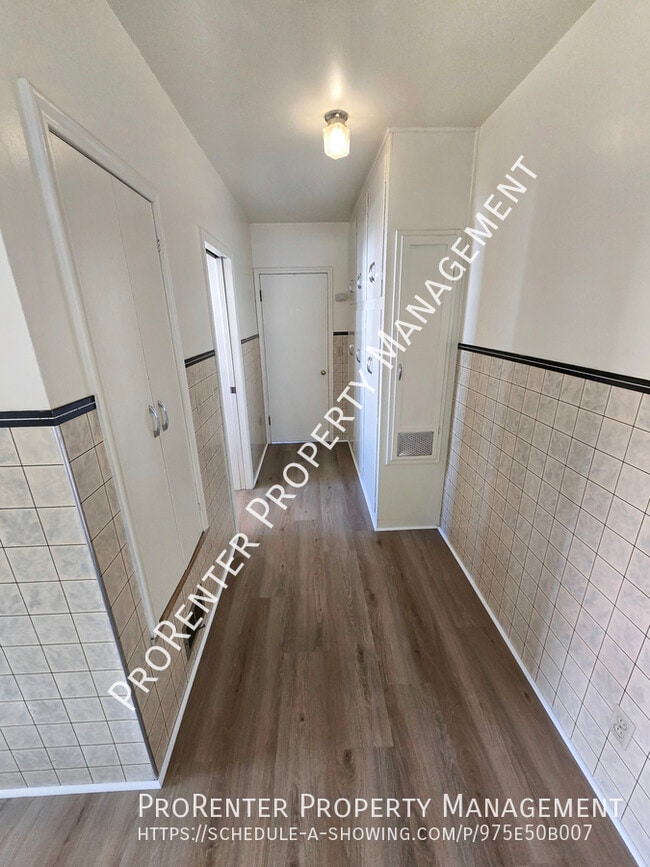 Building Photo - 2338 Van Buren Ave