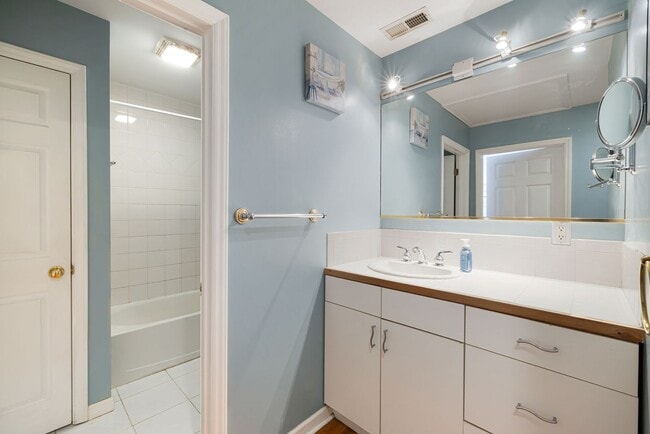 Building Photo - Stylish Studio Condo in Downtown Asheville – Rare Top-Floor Find