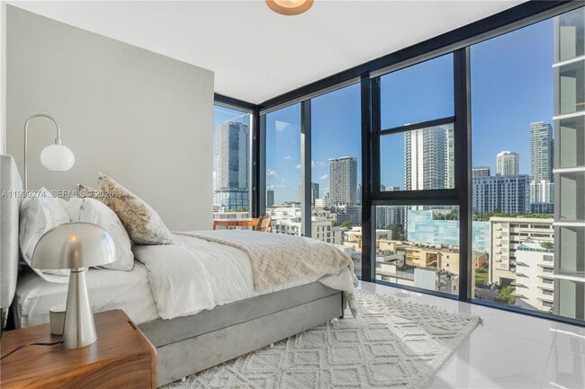 Building Photo - 700 NE 24th St