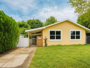 Building Photo - Charming 2BR/1BA Apartment in Sunrise – $2...