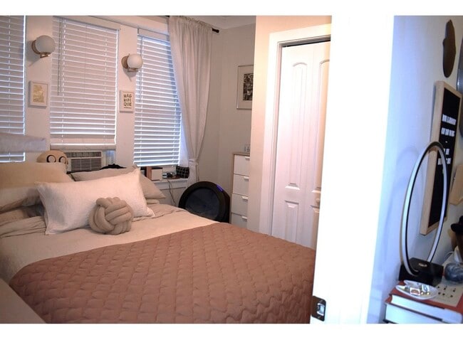 Building Photo - 839 W Cornelia Ave