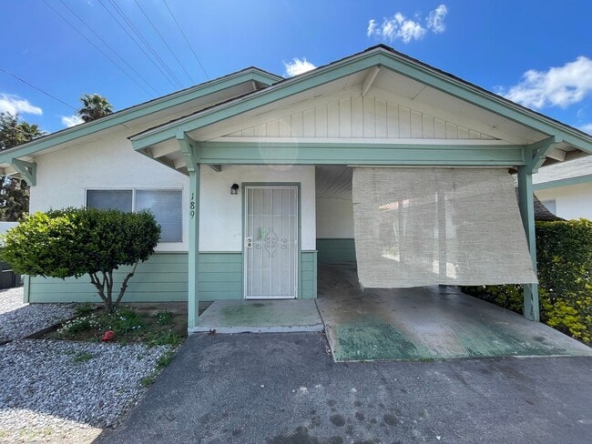 Building Photo - Cozy One Bedroom One Bathroom Cottage Home in Hemet!