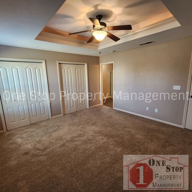 Building Photo - Generously Sized 3 bedroom, 2.5 bathroom i...
