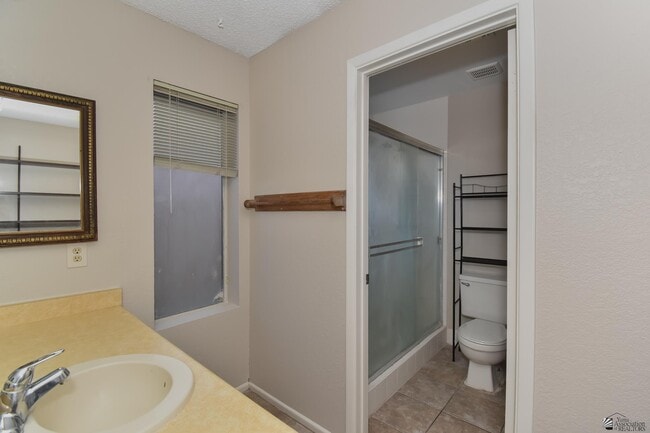 Building Photo - 2716 W Oakwood Ln