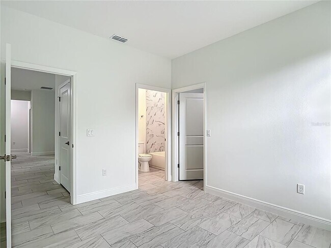 Building Photo - 5736 N Claremont Dr