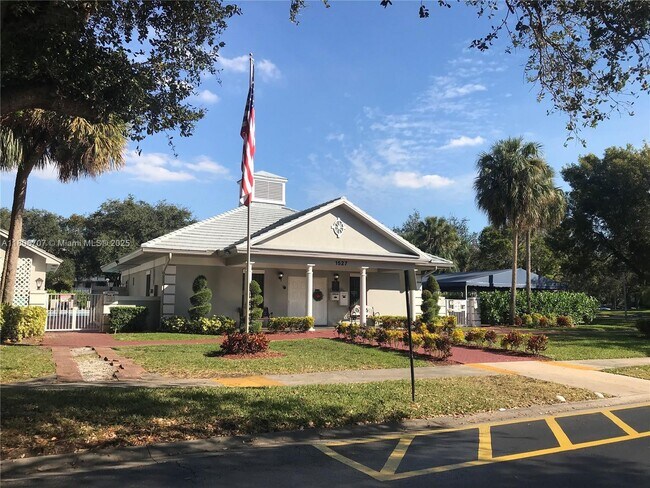 Building Photo - 1528 Whitehall Dr