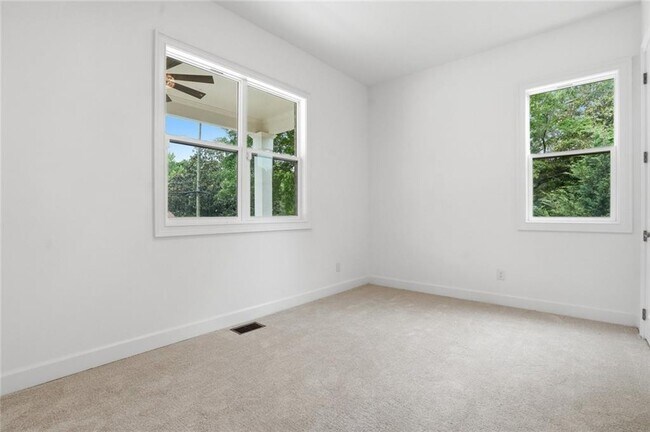 Building Photo - 2415 W Rugby Ave