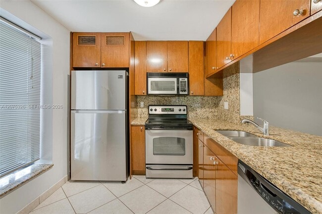 Building Photo - 709 Gardens Dr