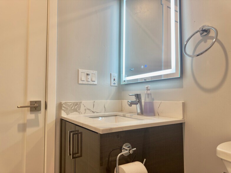 Building Photo - 914 Everett Ave