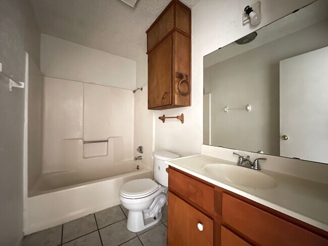 Building Photo - 1106 Eastside Dr