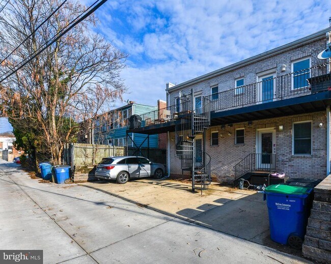 Building Photo - 913 Quincy St NE