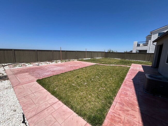 Building Photo - Spacious 4 Bed 2.5 Bath Home in Ellis with Solar!