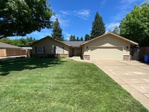 Building Photo - Beautiful Home with a Pool