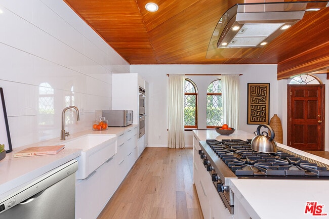 Building Photo - 465 S Sherbourne Dr