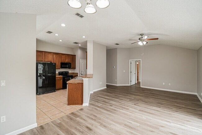 Building Photo - 3290 Silverado Cir