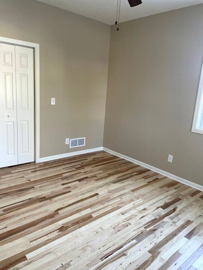 Building Photo - 3 Bdrm/2 bath Ranch - Lilly Lake