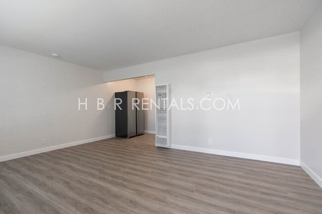 Building Photo - Freshly Renovated Home with Brand-New Flooring and Remodeled Kitchen in Manteca