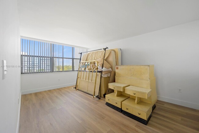 Building Photo - 1300 NE Miami Gardens Dr