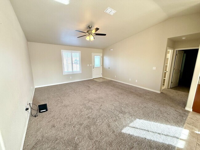 Building Photo - Great 4 Bedroom Home with Drive Through Side Gate!