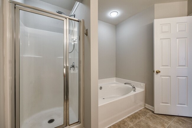 Building Photo - Location, Location, Location! 3 Bedroom 2....