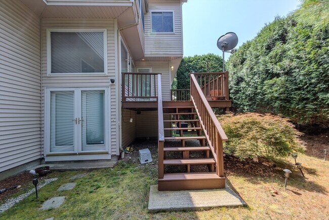 Building Photo - 445 Captain Eames Cir