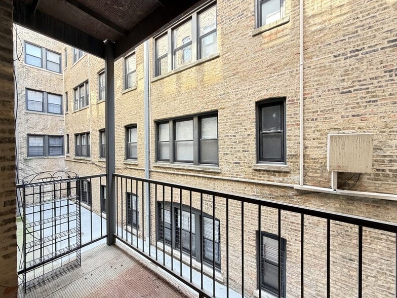 Building Photo - 909 W Dakin St