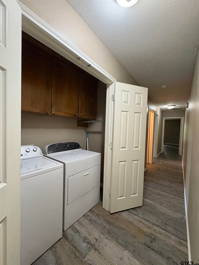 Building Photo - 113 Elm Creek Dr