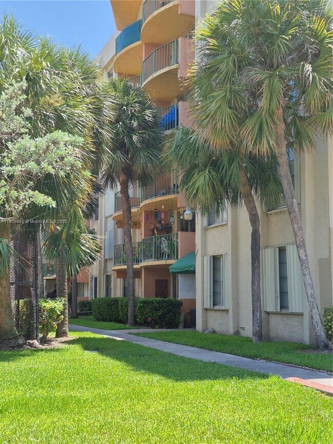 Primary Photo - 9320 Fontainebleau Blvd