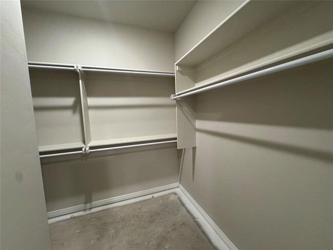 Building Photo - 6800 Labelle Dr