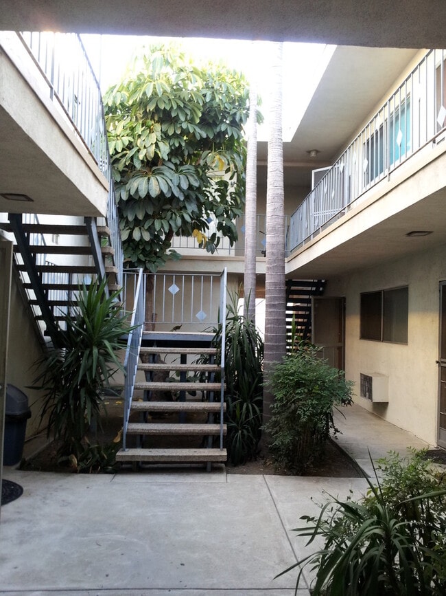 Building Photo - 220 W Spazier Ave