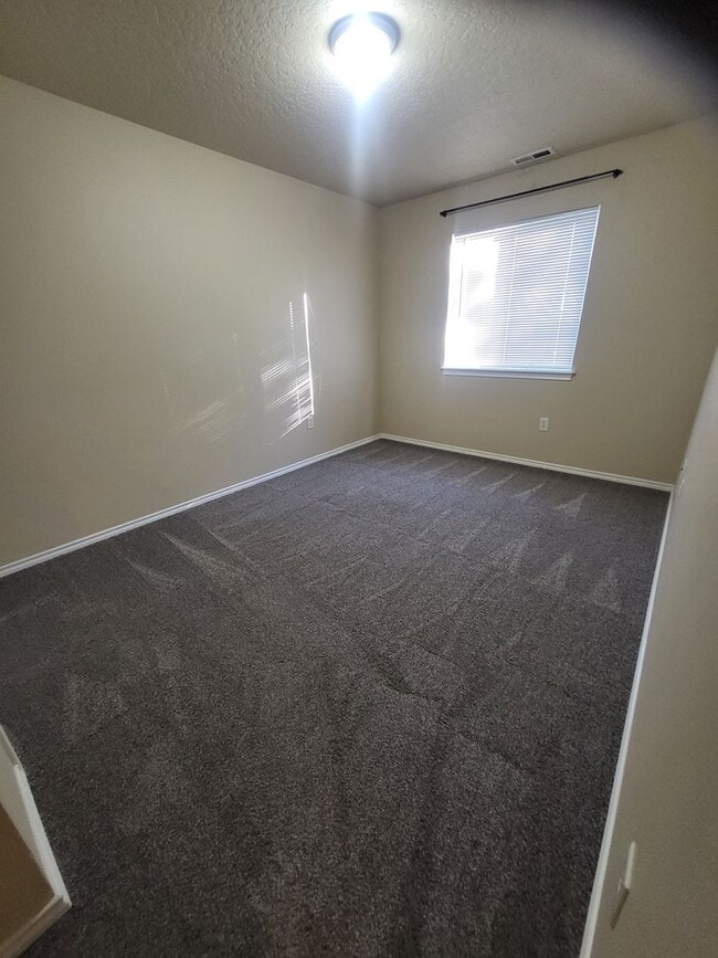 Building Photo - Cute Townhouse