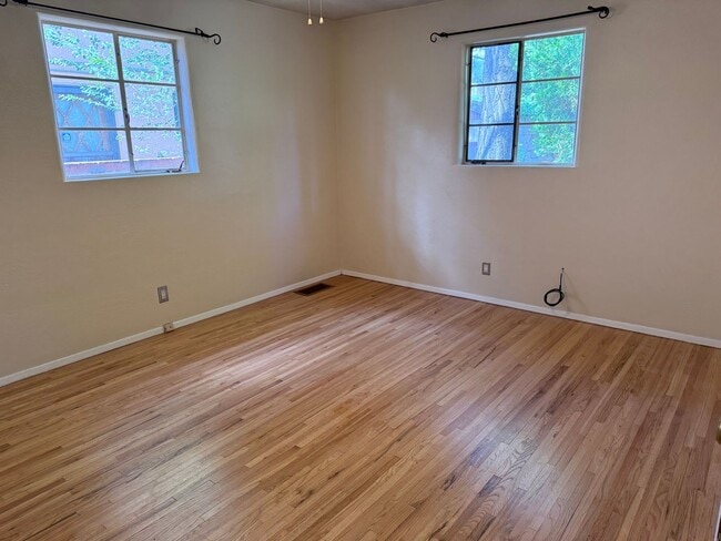 Building Photo - 3 Bedroom, 2 Bathroom Home near Washington...