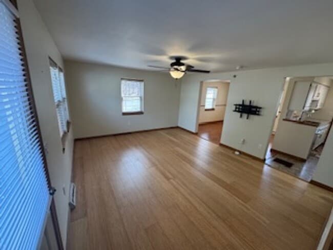 Building Photo - Charming 2BD/1BA Townhome in Burlington’s New North End