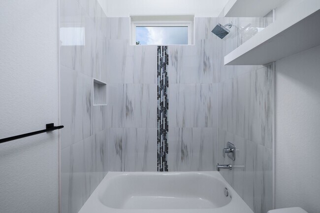 Building Photo - 68 Fairway Dr