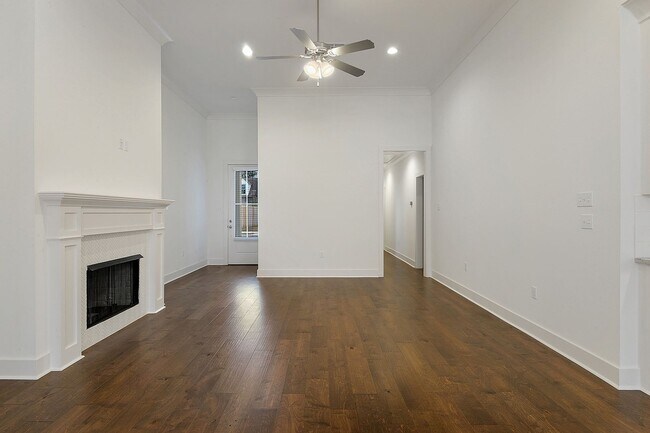 Building Photo - Beautiful 3 bedroom 2 bath home