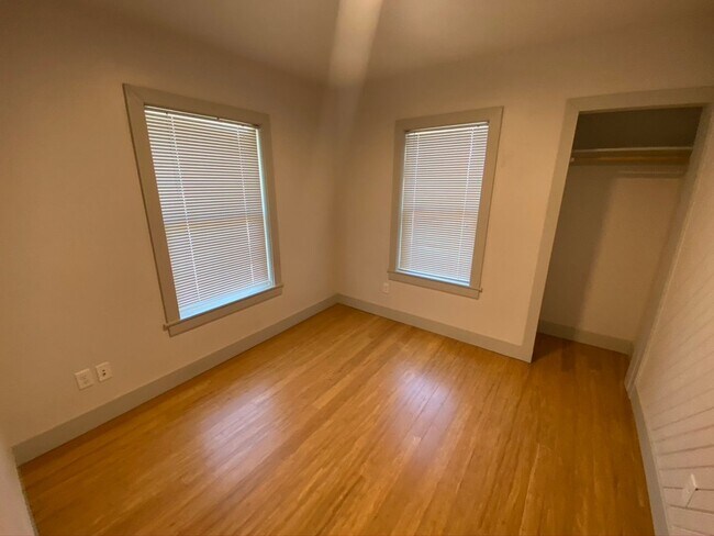 Building Photo - 3 Bedroom 2 bath home Whiteaker home near parks