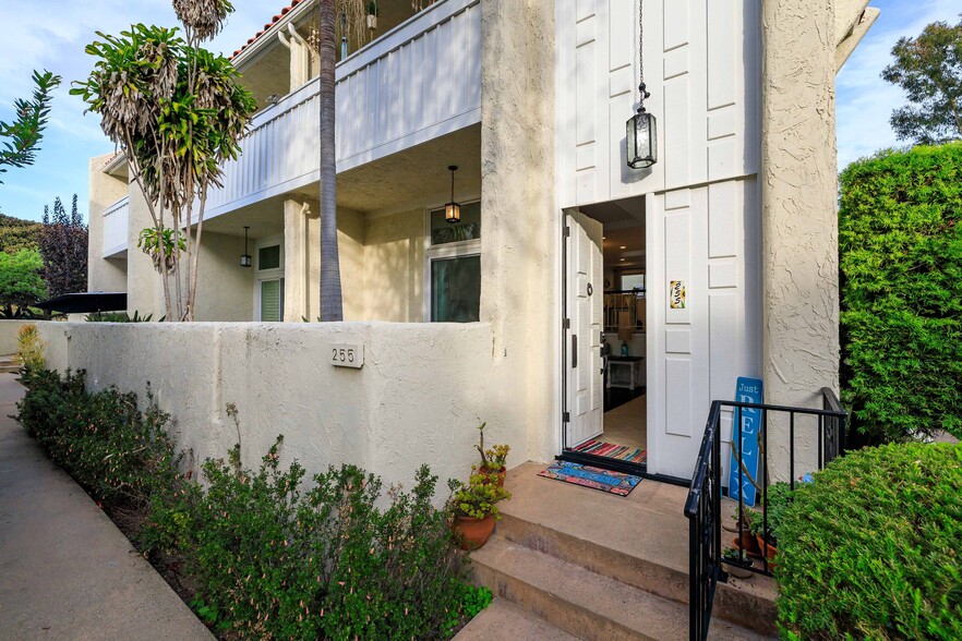 Primary Photo - 255 Valley Dr